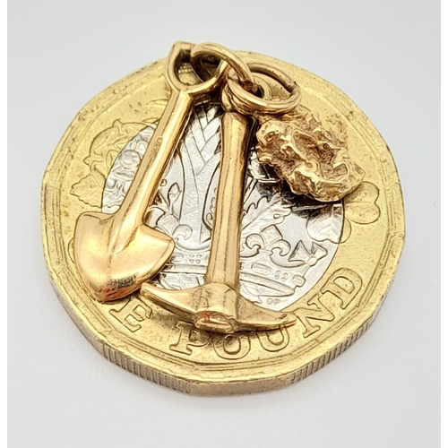 403 - 9K YELLOW GOLD PITCH FORK, SHOVEL & GOLD NUGGET GOLD RUSH. TOTAL WEIGHT 1.94G