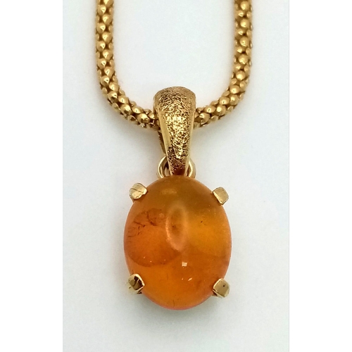 774 - AN 18K GOLD AND AMBER PENDANT ON AN 18K GOLD 58cms  TWIST CHAIN .   8.1gms