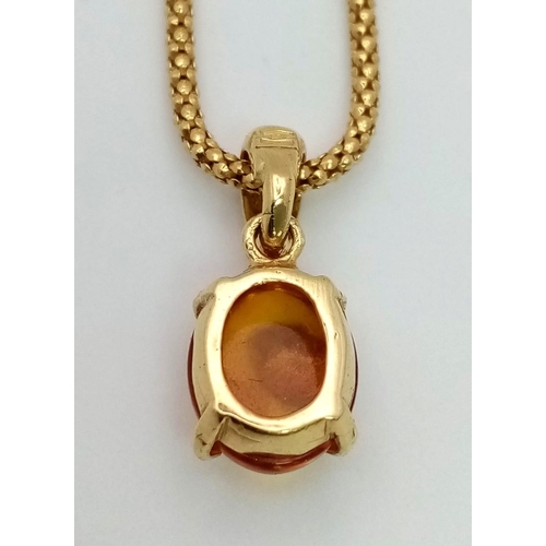 774 - AN 18K GOLD AND AMBER PENDANT ON AN 18K GOLD 58cms  TWIST CHAIN .   8.1gms