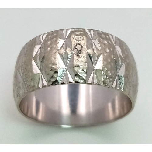 19 - An 18 k white gold ring with a cleverly engraved surface reflecting the light, Rind size: K, weight ... 