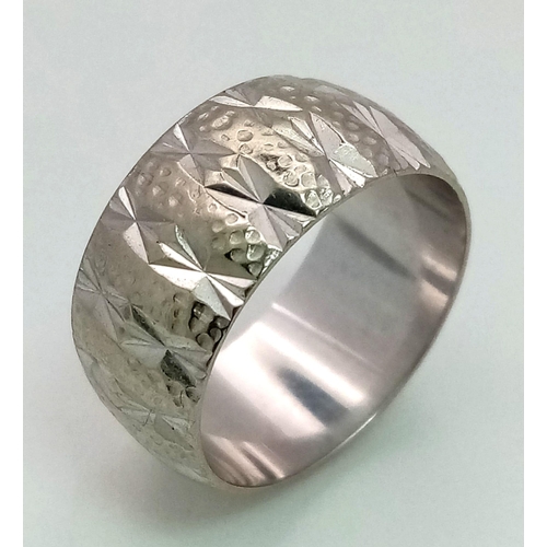 19 - An 18 k white gold ring with a cleverly engraved surface reflecting the light, Rind size: K, weight ... 