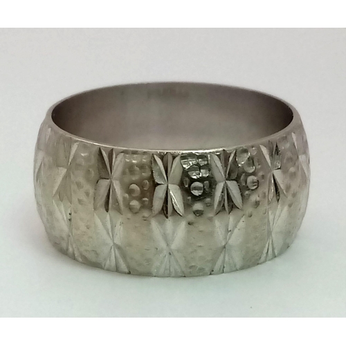 19 - An 18 k white gold ring with a cleverly engraved surface reflecting the light, Rind size: K, weight ... 