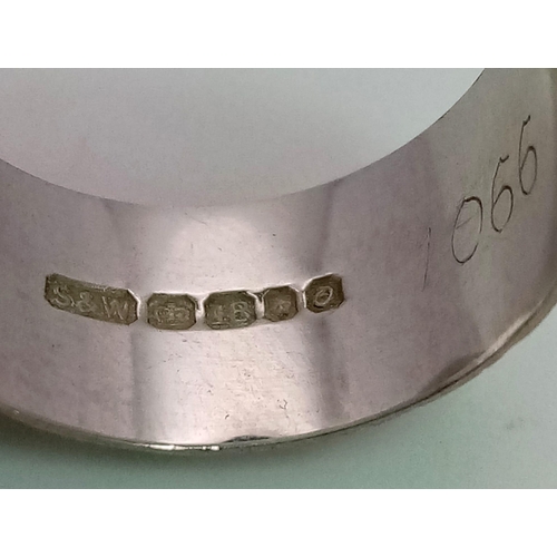 19 - An 18 k white gold ring with a cleverly engraved surface reflecting the light, Rind size: K, weight ... 