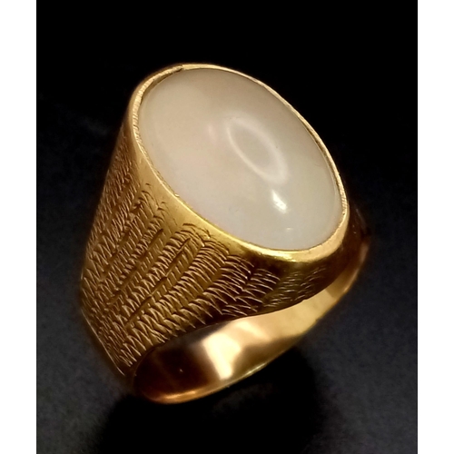 30 - A Beautiful Vintage 18K Yellow Gold Moonstone Ring. Oval moonstone cabochon - 8ct approx. Size L. 6.... 