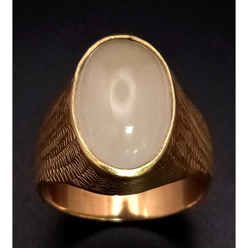 30 - A Beautiful Vintage 18K Yellow Gold Moonstone Ring. Oval moonstone cabochon - 8ct approx. Size L. 6.... 