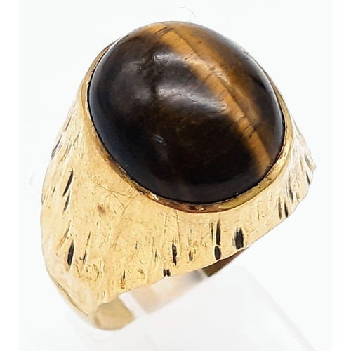 44 - A Vintage 9K yellow Gold Tigers Eye Ring. A rich, clean, tigers eye central cabochon set between bar... 