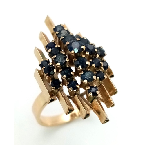 110 - A modernist, 14 K yellow gold ring with a crown of sapphires arranged on a group of proud standing p... 