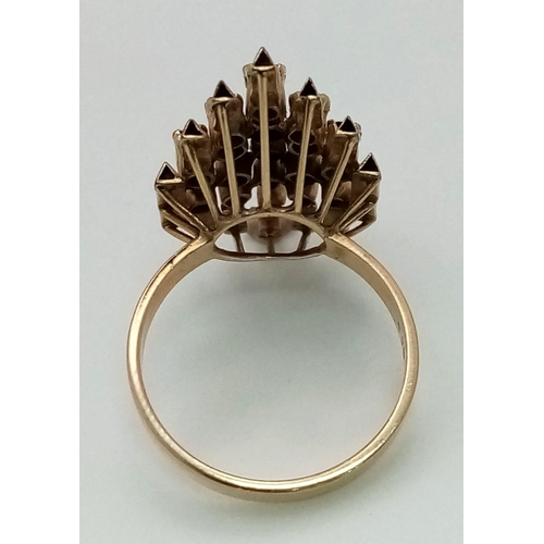 110 - A modernist, 14 K yellow gold ring with a crown of sapphires arranged on a group of proud standing p... 