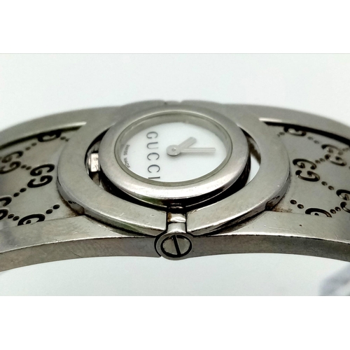 161 - A stainless steel, ladies GUCCI TWIRL 112 bangle-watch. Case 17mm, revolving on a horizontal axis, b... 