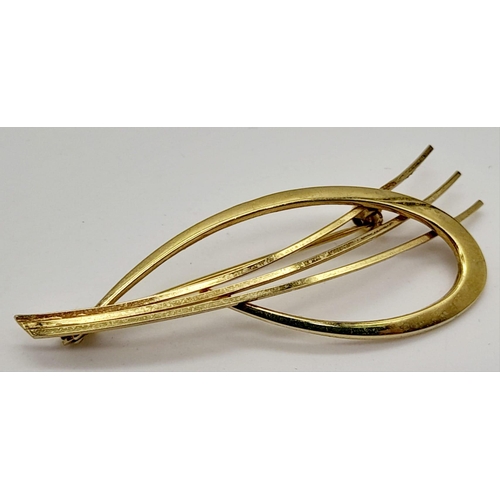 43 - A 9K Yellow Gold Abstract Brooch. 5.5cm. 2.55g