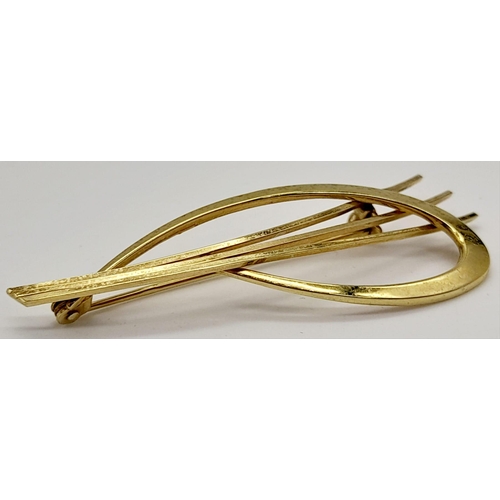 43 - A 9K Yellow Gold Abstract Brooch. 5.5cm. 2.55g