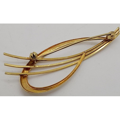 43 - A 9K Yellow Gold Abstract Brooch. 5.5cm. 2.55g