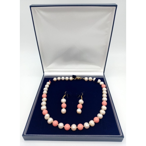 126 - A beautiful necklace and earrings set consisting of large, natural cultured pearls (12 mm) and pink ... 