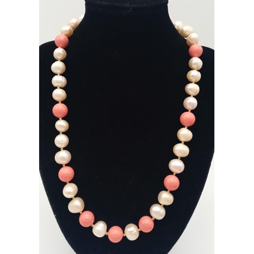 126 - A beautiful necklace and earrings set consisting of large, natural cultured pearls (12 mm) and pink ... 