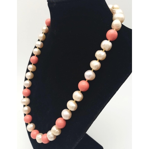 126 - A beautiful necklace and earrings set consisting of large, natural cultured pearls (12 mm) and pink ... 