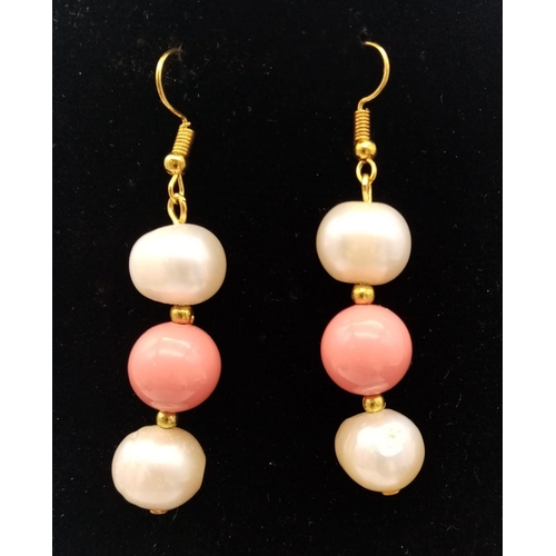 126 - A beautiful necklace and earrings set consisting of large, natural cultured pearls (12 mm) and pink ... 