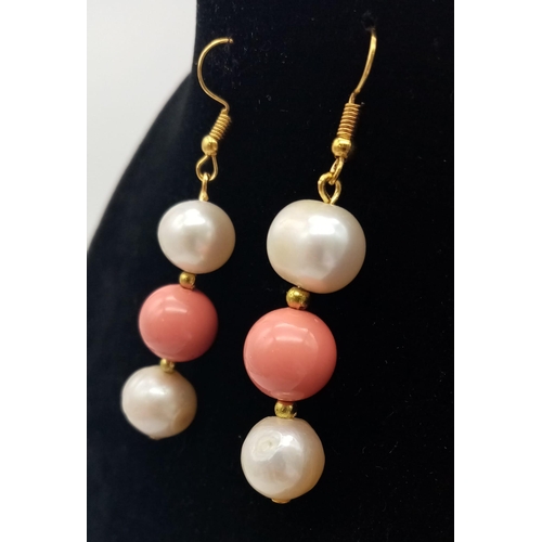 126 - A beautiful necklace and earrings set consisting of large, natural cultured pearls (12 mm) and pink ... 