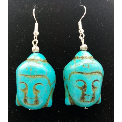 231 - A lapis lazuli necklace with a turquoise Buddha head pendant, accompanied by matching earrings. Neck... 