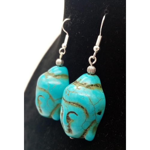 231 - A lapis lazuli necklace with a turquoise Buddha head pendant, accompanied by matching earrings. Neck... 