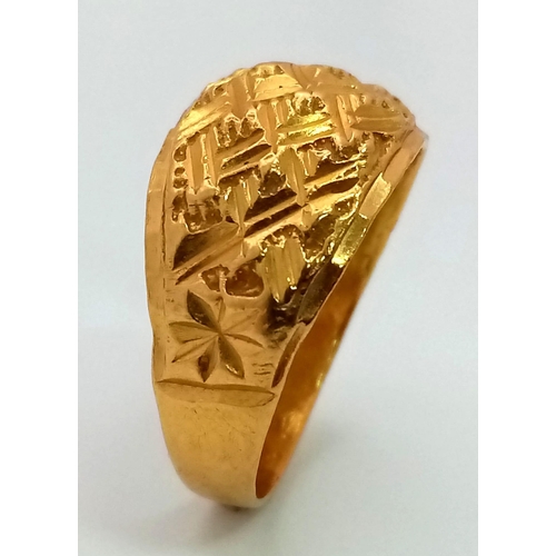 57 - A Vintage 21K Yellow Gold (tested) Geometric Decorative Band Ring. Size O. 5.51g