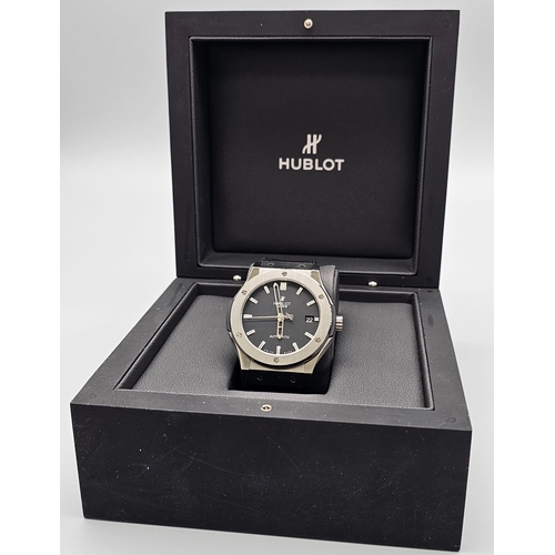 86 - A Hublot Classic Fusion Automatic Gents Watch. Black leather Hublot strap. Stainless steel case - 45... 