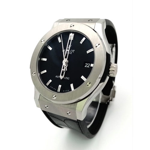 86 - A Hublot Classic Fusion Automatic Gents Watch. Black leather Hublot strap. Stainless steel case - 45... 