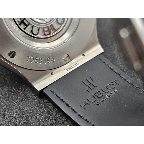 86 - A Hublot Classic Fusion Automatic Gents Watch. Black leather Hublot strap. Stainless steel case - 45... 