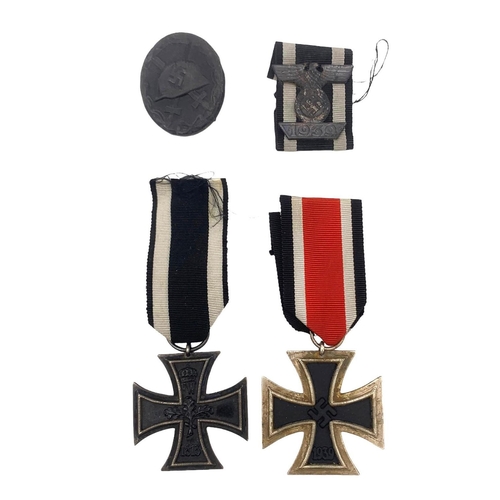 153 - WW1 & WW2 German Soldbuchs and awards to the same man. He was awarded the Iron Cross 2nd class in WW... 