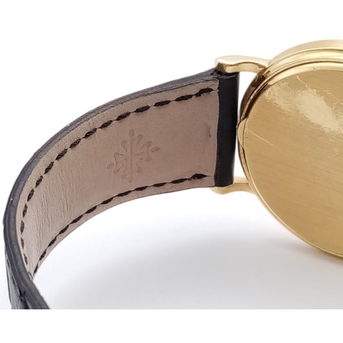 206 - A PATEK PHILIPPE 18K GOLD GENTS QUARTZ WATCH ON ORIGINAL LEATHER STRAP AND BEAUTIFULLY DECORATED BEZ... 