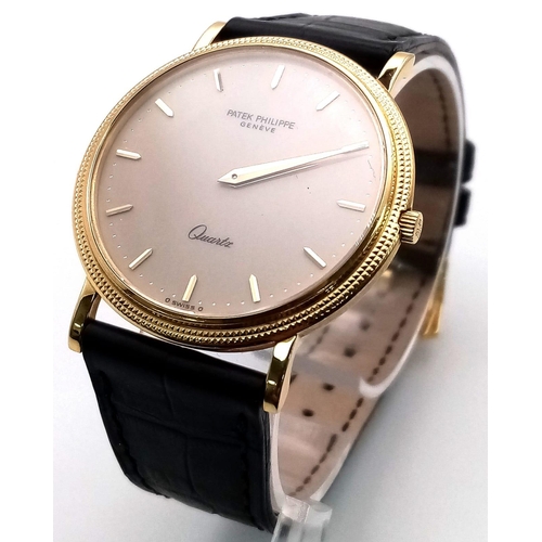 206 - A PATEK PHILIPPE 18K GOLD GENTS QUARTZ WATCH ON ORIGINAL LEATHER STRAP AND BEAUTIFULLY DECORATED BEZ... 