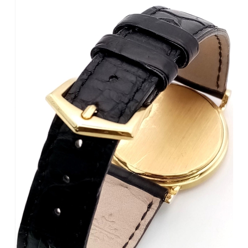 206 - A PATEK PHILIPPE 18K GOLD GENTS QUARTZ WATCH ON ORIGINAL LEATHER STRAP AND BEAUTIFULLY DECORATED BEZ... 