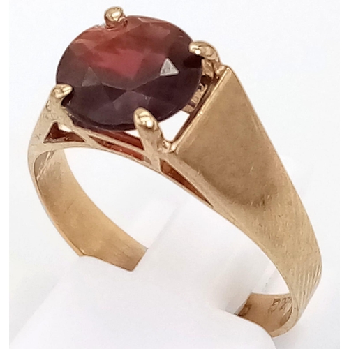 69 - A Vintage 9K Yellow Gold and Garnet Gemstone Ring. Central round cut garnet. Size N. 2.75g total wei... 