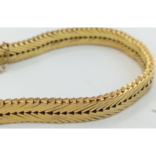 110 - A Sophisticated 18K Yellow Gold Arrowhead-Link Bracelet. 
16cm. 23.06g