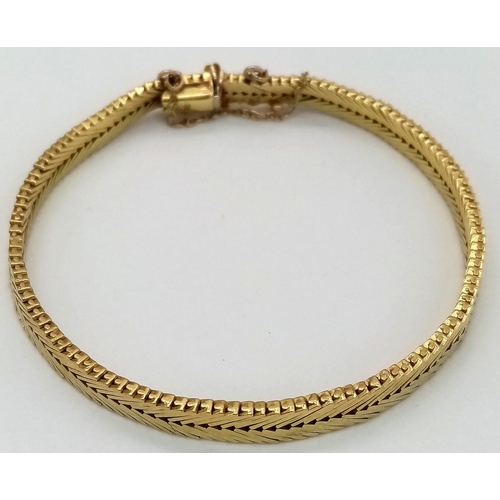 110 - A Sophisticated 18K Yellow Gold Arrowhead-Link Bracelet. 
16cm. 23.06g