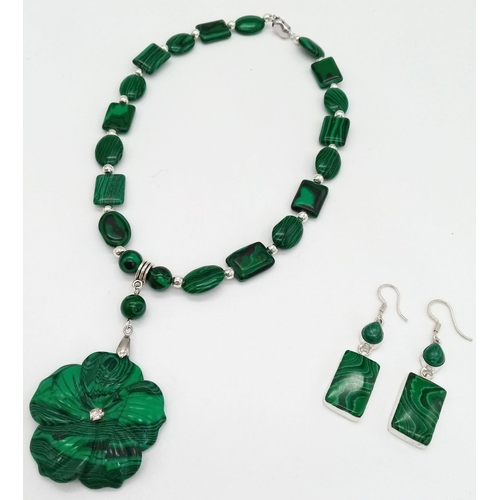 217 - A malachite necklace and earrings set. Necklace length: 44 cm, earrings drop: 6 cm, total weight: 70... 