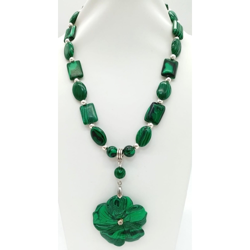 217 - A malachite necklace and earrings set. Necklace length: 44 cm, earrings drop: 6 cm, total weight: 70... 