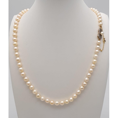 453 - A Vintage Pearl Necklace with a 9K Gold Clasp. Pearls - 6/7mm. Necklace length - 54cm.