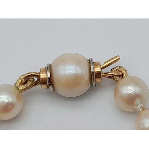 460 - A Vintage Pearl Necklace with a 9K Gold Clasp. Pearls - 5/6mm. Necklace length 24cm.