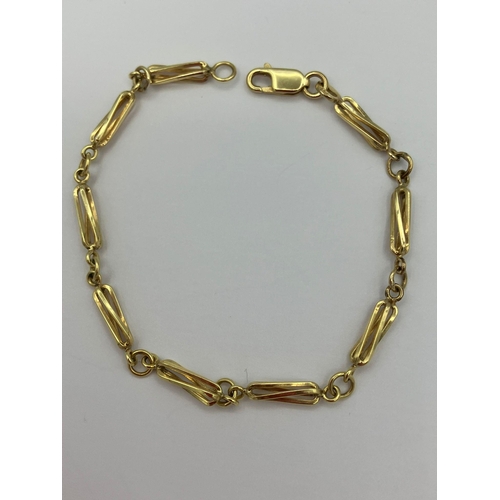 111 - 9 carat YELLOW GOLD FANCY LINK BRACELET.  Full UK hallmark. 5.2 grams. 18.5 cm.