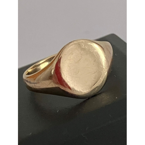 118 - 9 carat yellow GOLD SIGNET RING with full UK hallmark. Circular shape with no engraving. Complete wi... 