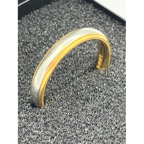 146 - 22 carat YELLOW and WHITE GOLD RING in Band Style. Full UK hallmark. Presented in ring box. 4.84 gra... 