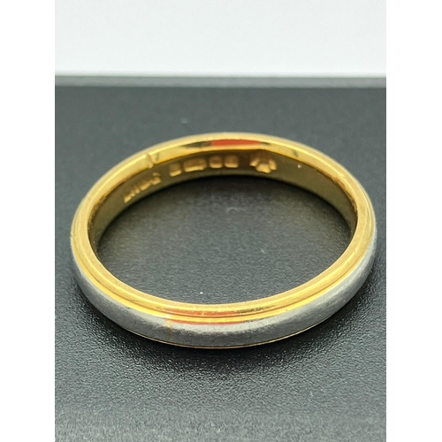 146 - 22 carat YELLOW and WHITE GOLD RING in Band Style. Full UK hallmark. Presented in ring box. 4.84 gra... 