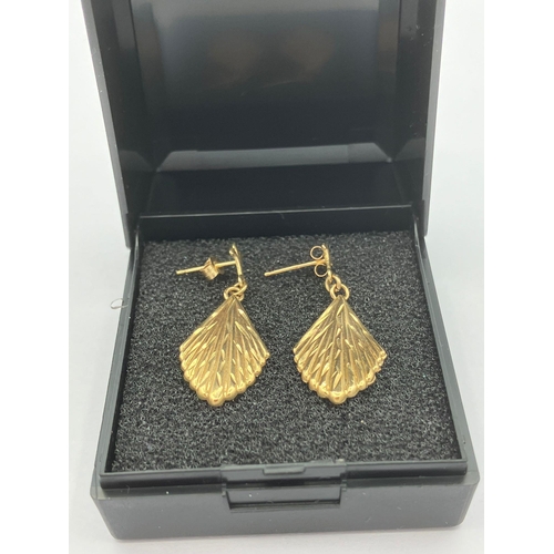 252 - Pair of 9 carat GOLD DROP EARRINGS in leaf shape. 0.74 grams. 2.75 cm drop.