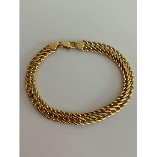 371 - 9 carat GOLD DOUBLE LINK BRACELET. Complete with full UK hallmark. 4.89 grams. 19 cm approx.