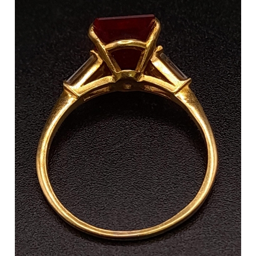 250 - 9K YELLOW GOLD RED AND WHITE STONE RING. TOTAL WEIGHT 2.8G.  SIZE N