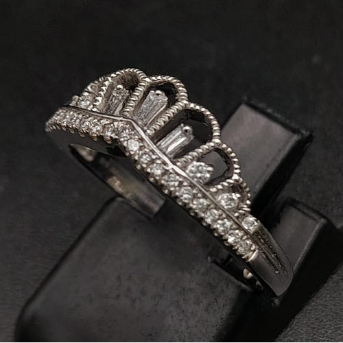 60 - PLATINUM DIAMOND SET CROWN RING. DESIGNED BY EMMY LONDON. TOTAL WEIGHT 4.5G.  SIZE L