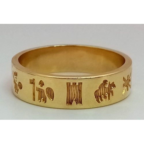 33 - A 18K YELLOW GOLD HYROGLYPHICS ENGRAVED BAND RING 7.8G SIZE U