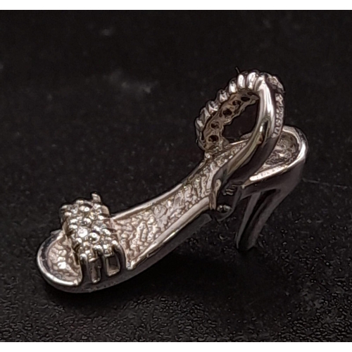 306 - 18K WHITE GOLD DIAMOND SET HIGH HEEL SHOE CAHRM / PENDANT 2.45G