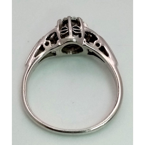 334 - 18K WHITE GOLD & PLATINUM VINTAGE DIAMOND SOLITAIRE RING. TOTAL WEIGHT 4.2G.  SIZE Q