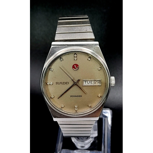 128 - A Vintage Rado Voyager Gents Watch. Stainless steel strap and case - 34mm. Beige dial with day/date ... 